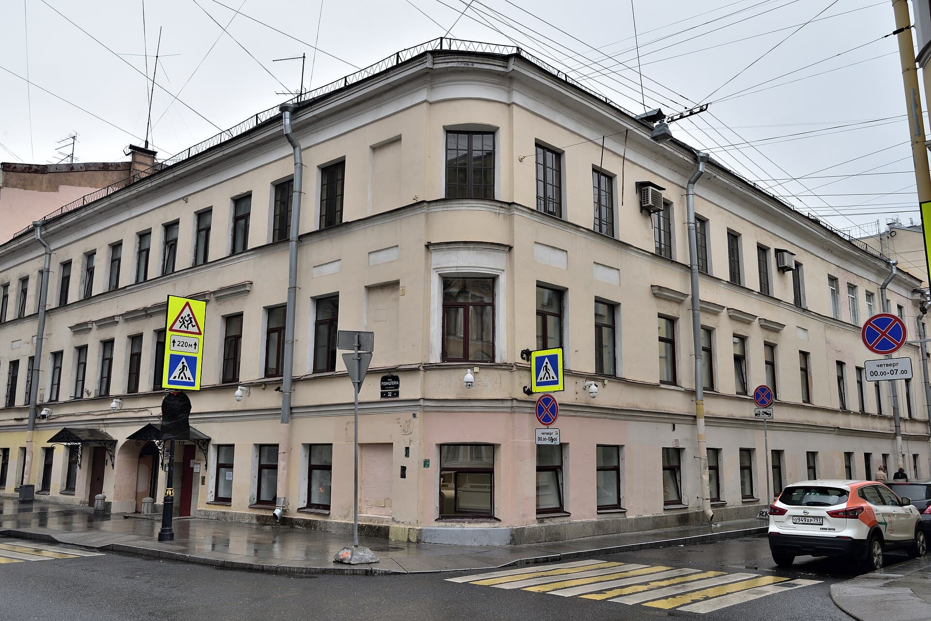 48 Chairs and neighbours: Rubinstein, St Petersburg's bar street