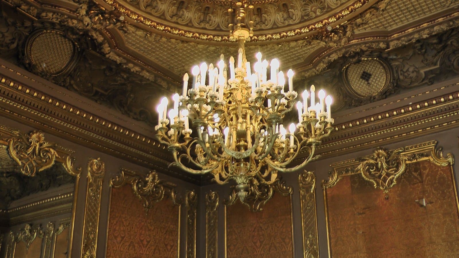 The Brusnitsyn Mansion: how to get inside, what a tour costs and what to see nearby on Vasilyevsky Island