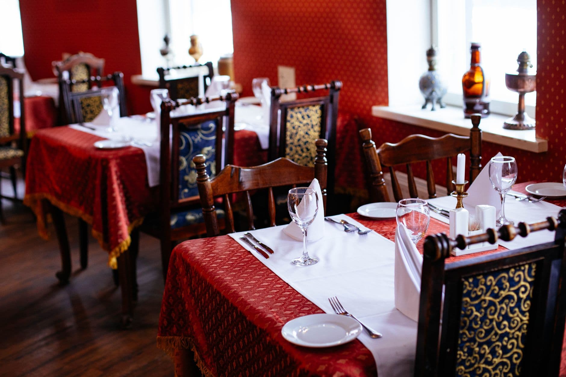 Russian Etiquette & Tipping in Saint Petersburg: A Tourist Guide