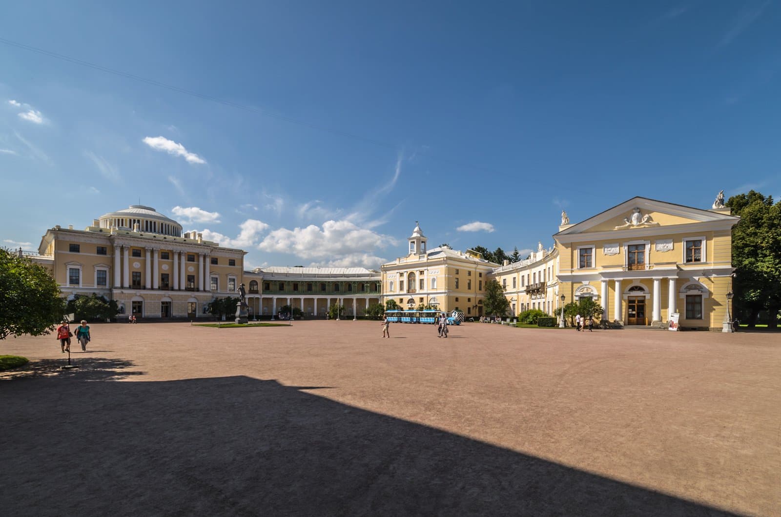 Palaces Near St. Petersburg With Costume-Drama Atmosphere