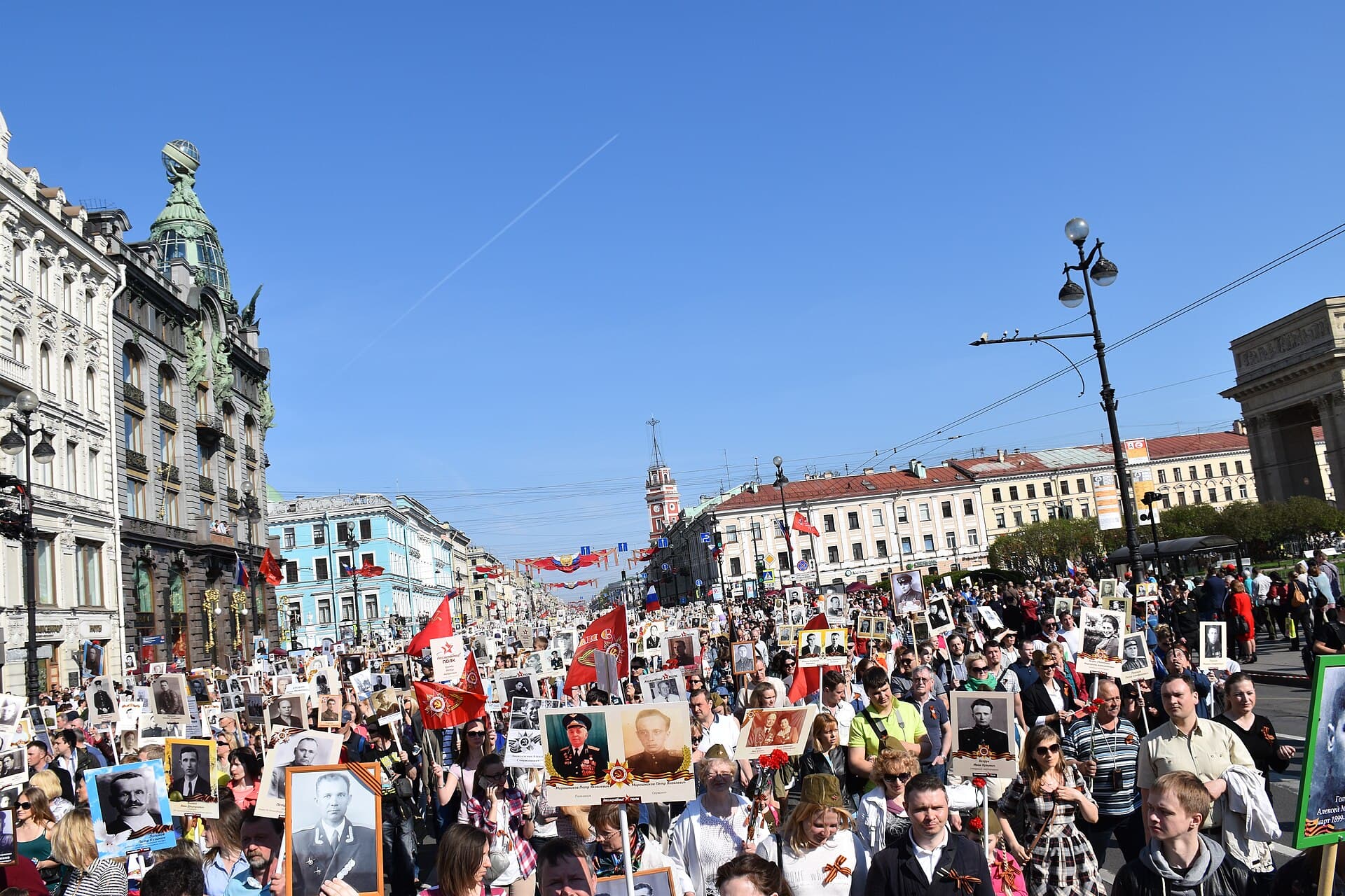 The House of Books on Nevsky: the city's main bookshop and the Singer globe