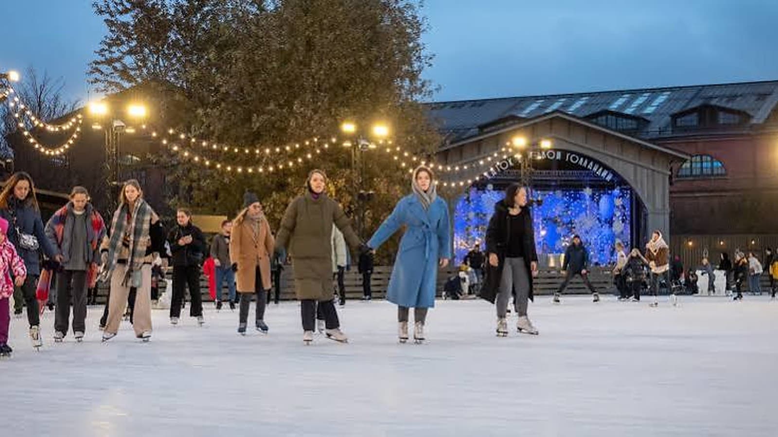 Pistas de gelo em São Petersburgo: aberturas em meados de novembro, aluguer de 450 rublos e uma conta de 6.000 rublos por patins partidos
