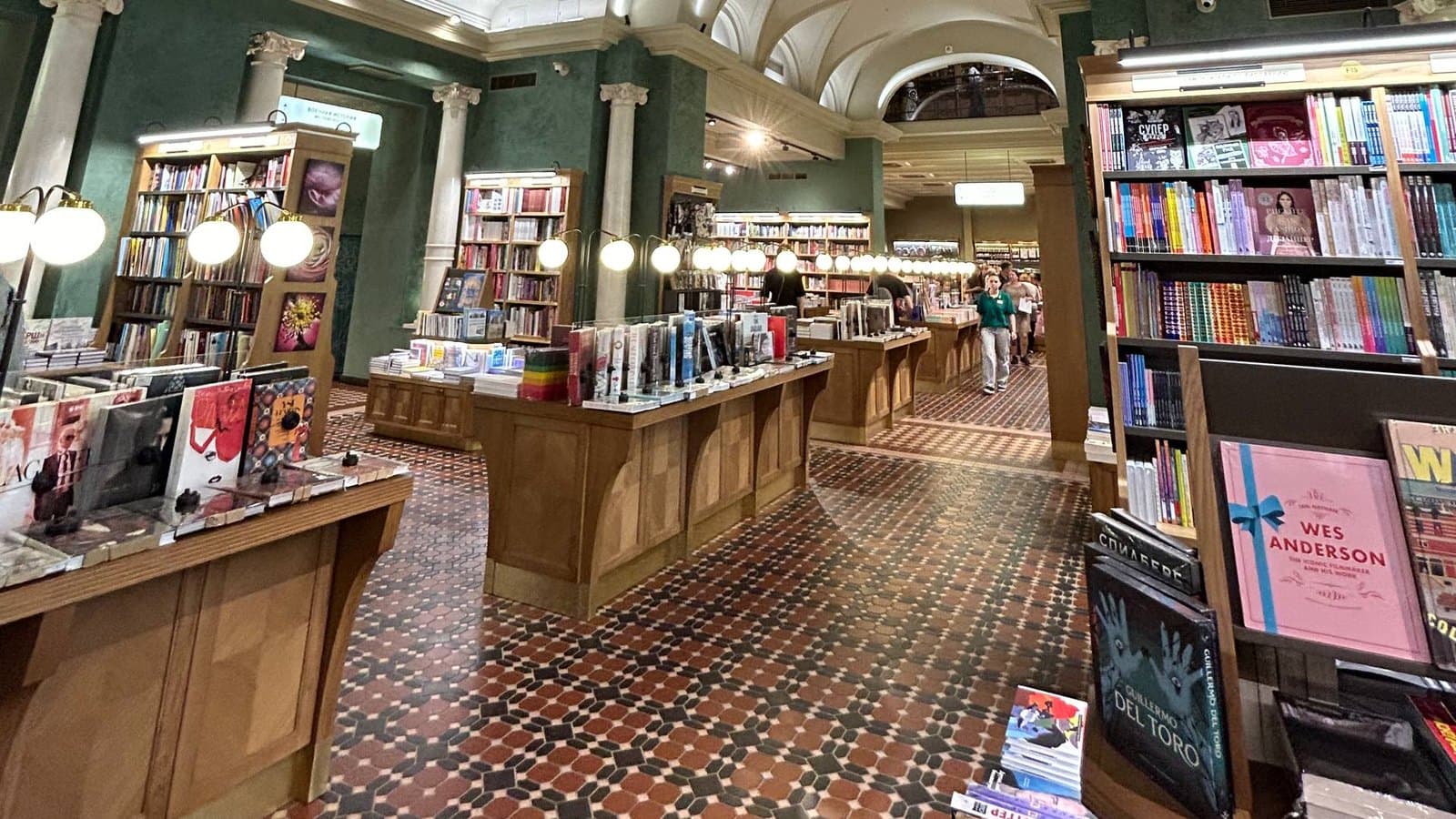 Livrarias de São Petersburgo: Dom Knigi até às 23:00, a feira do livro fecha às 18:00