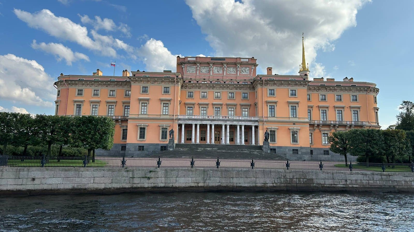 Saint Petersburg museums open late: who works until 20:00, 21:00 and 23:00