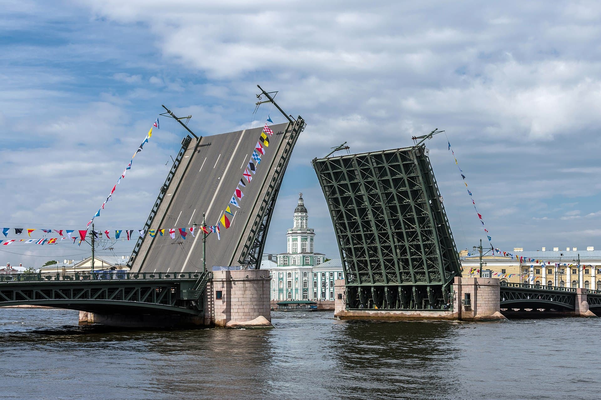 Getting around St Petersburg at night: metro, bridges and taxis