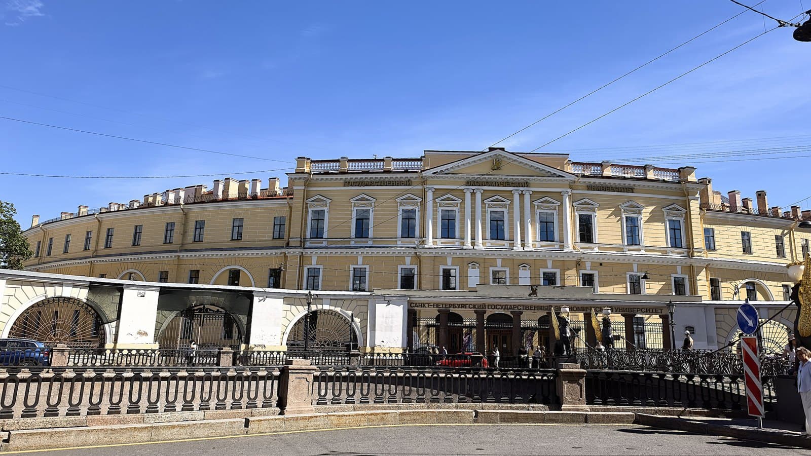 Exchanging cash in Saint Petersburg: counters, thresholds and why the bank rate differs
