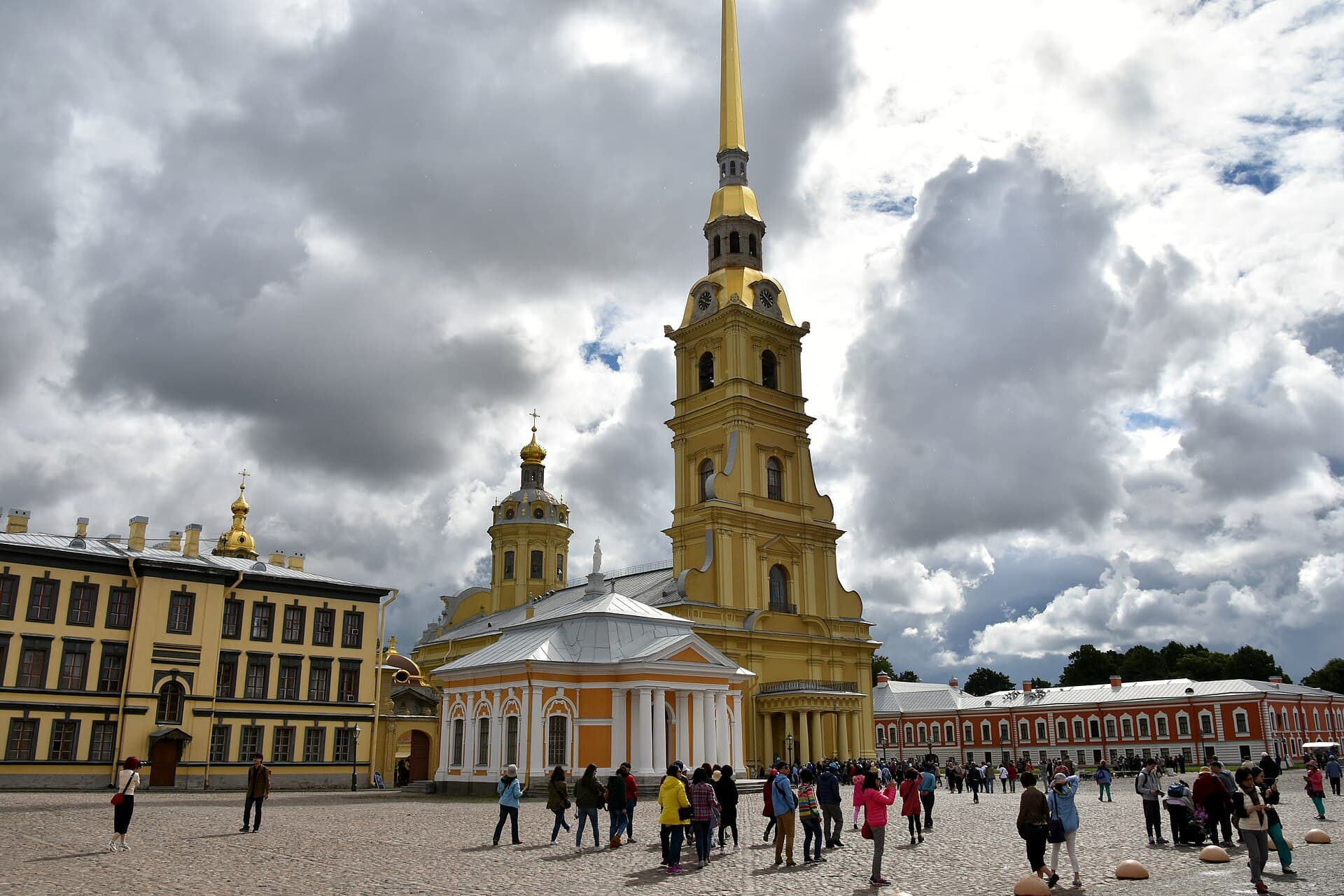 Peter and Paul Fortress in half a day: cathedral, mint, cells