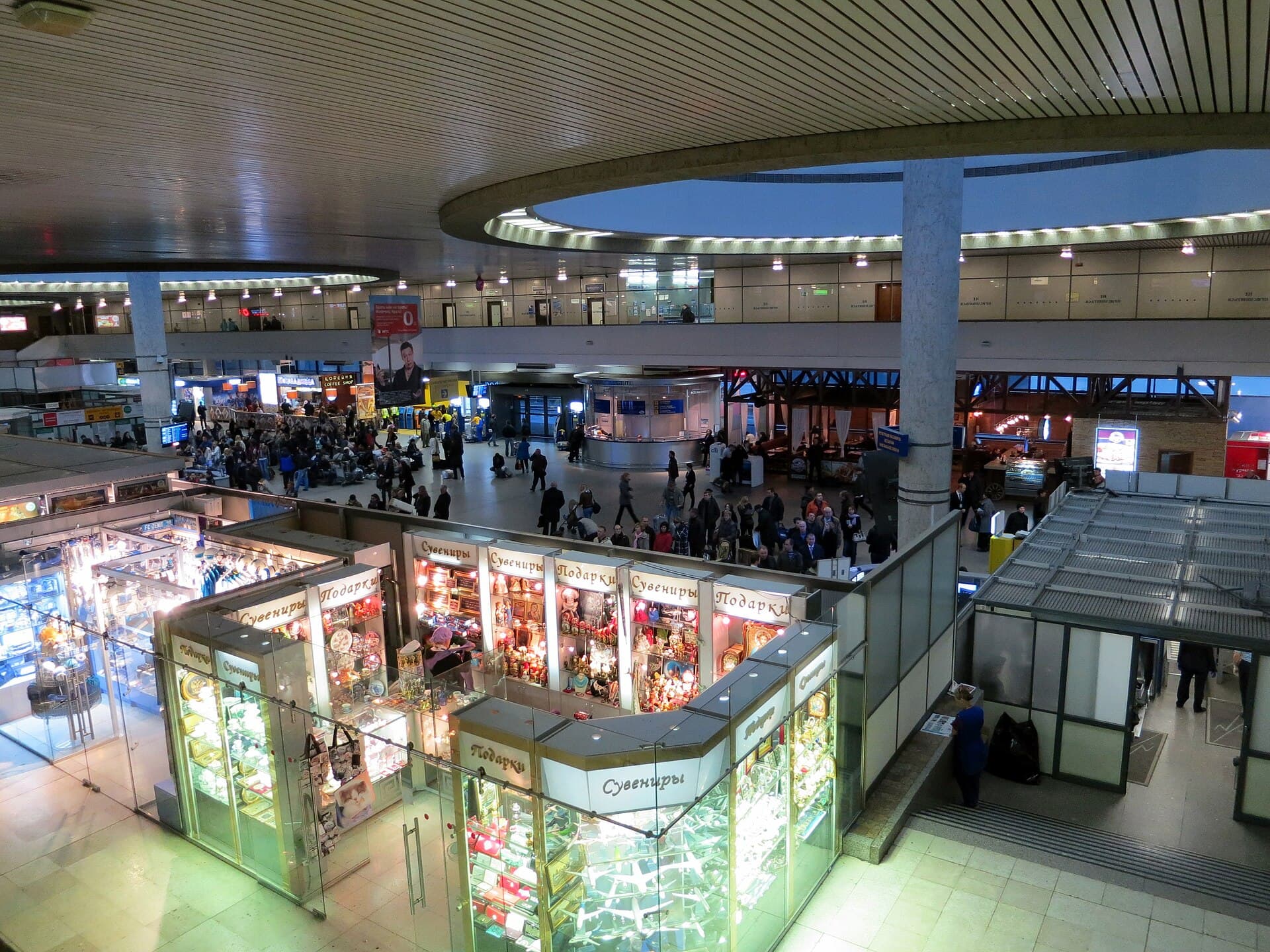 Leaving Pulkovo at night: last bus, last train, taxi and drawbridges