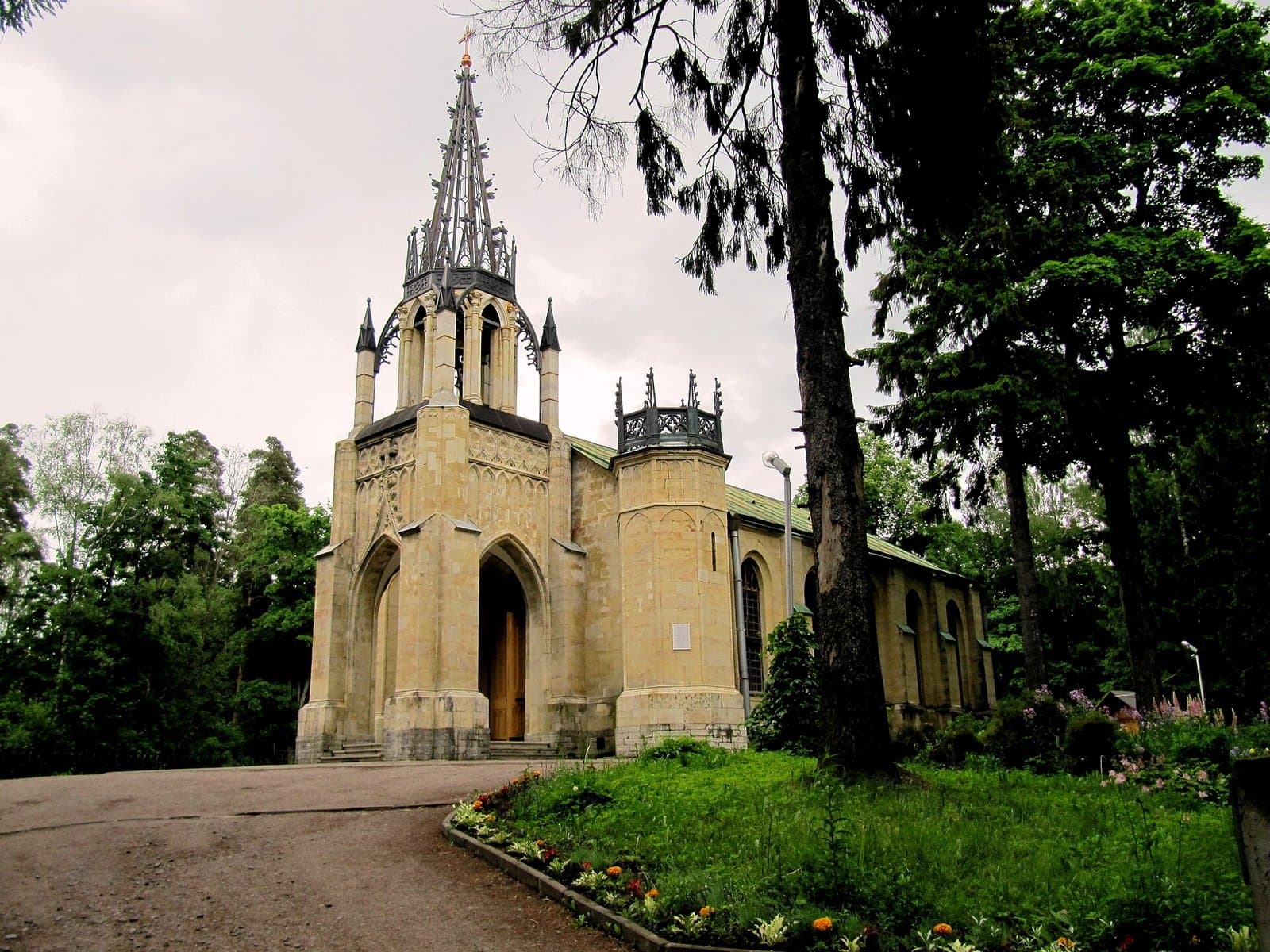 Shuvalov Park in Pargolovo: Gothic church, the Yellow Dacha, ponds and Parnassus Hill — a half-day trip from St Petersburg