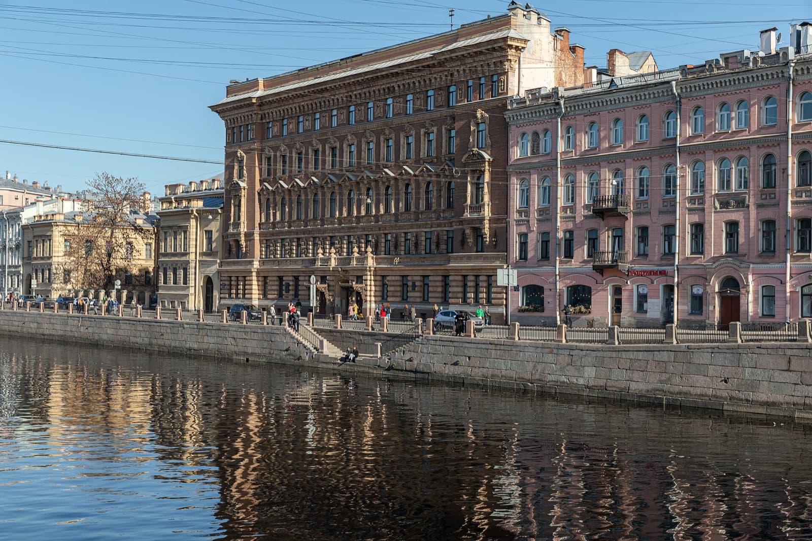 Fines Visitors Get in Saint Petersburg: Smoking, Alcohol, Swimming and Drones
