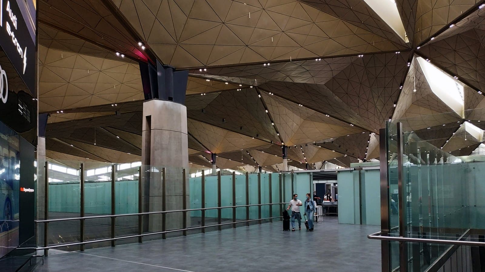 Free Wi-Fi and phone charging in Saint Petersburg: airport, stations, metro and trams
