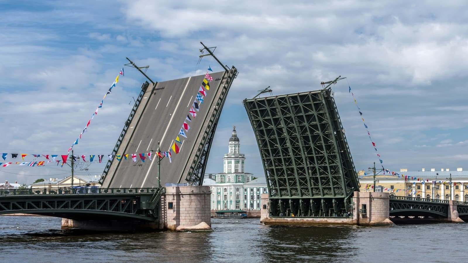 Bridge Openings in St Petersburg: the 2026 Schedule and the Gaps That Get You Home