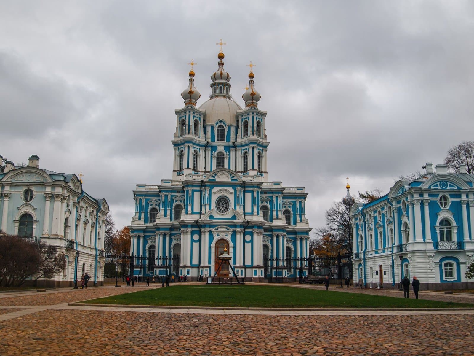 Smolny Katedrali ve Manastırı Saint Petersburg 2026: Rastrelli Barok Mimarisi ve Şehrin En Yüksek Gözlem Noktası