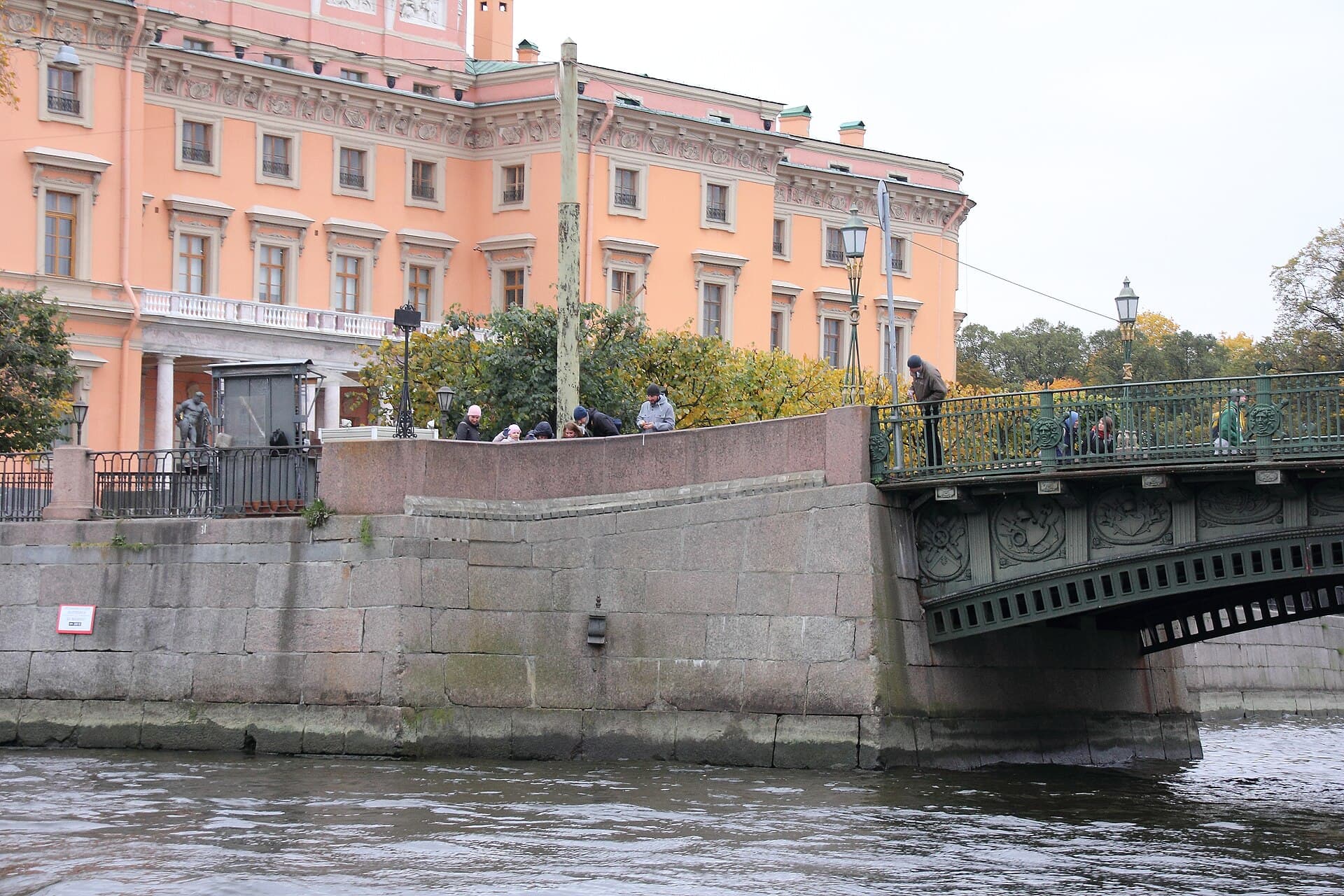 Chizhik-Pyzhik on the Fontanka: St Petersburg's smallest monument