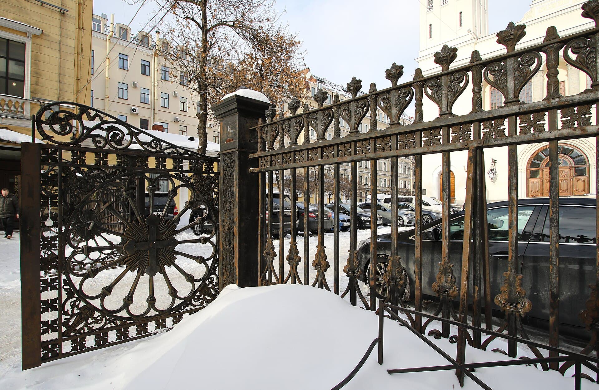 Cast-iron railings of St Petersburg: where to look and what differs