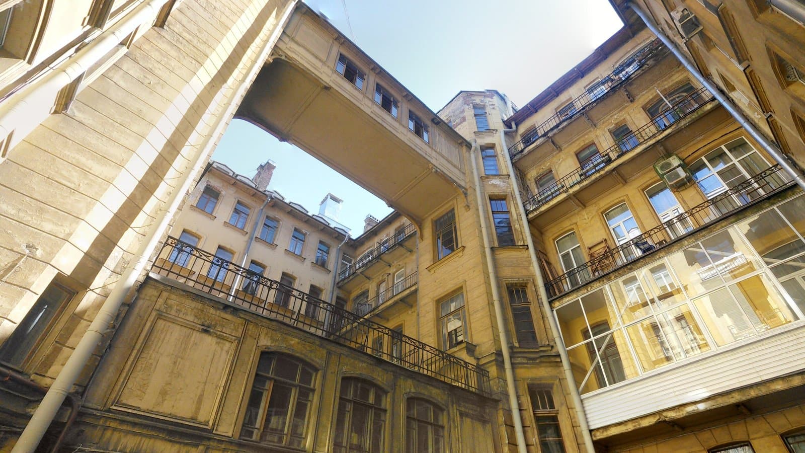 The Bak House on Kirochnaya Street: can you get into the courtyard with the hanging galleries, and which apartment houses nearby you can see without an intercom