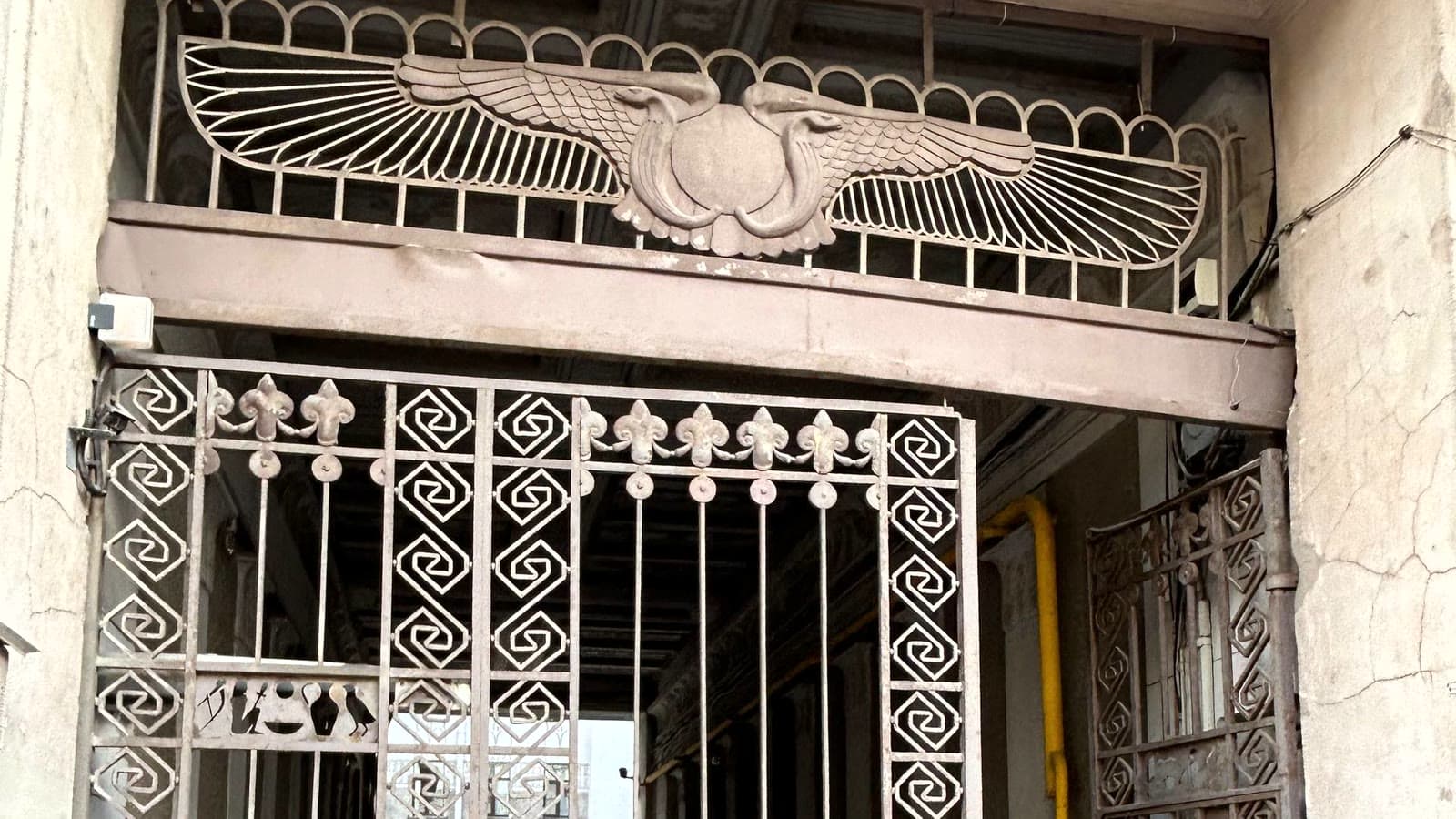 Food delivery in St Petersburg: locked courtyards, hotel rules and refunds
