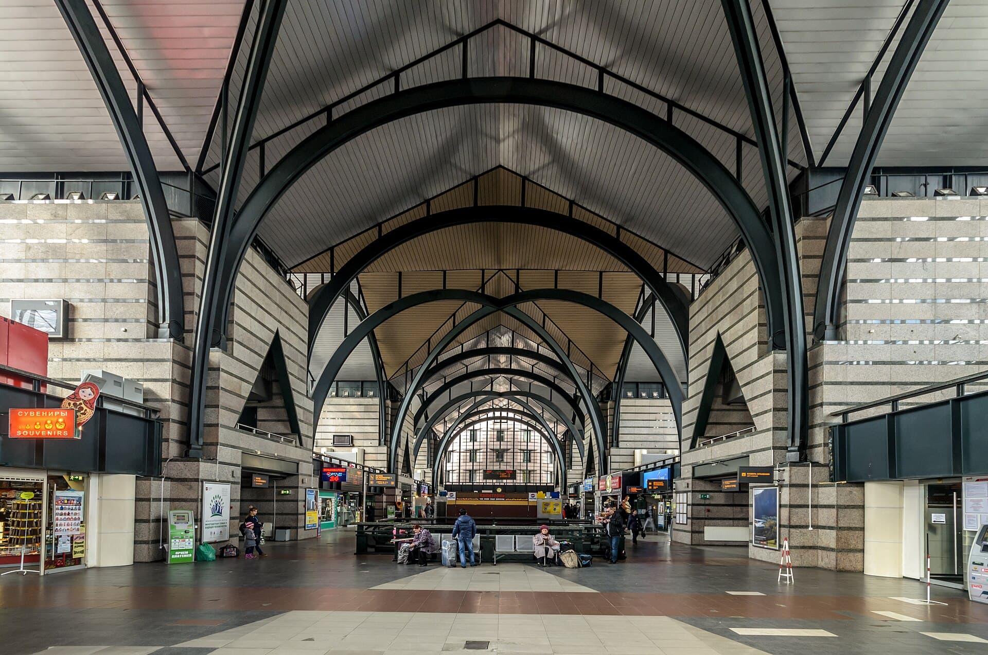 Left Luggage in St Petersburg: Station Lockers, Pulkovo Prices and the Calendar-Day Trap