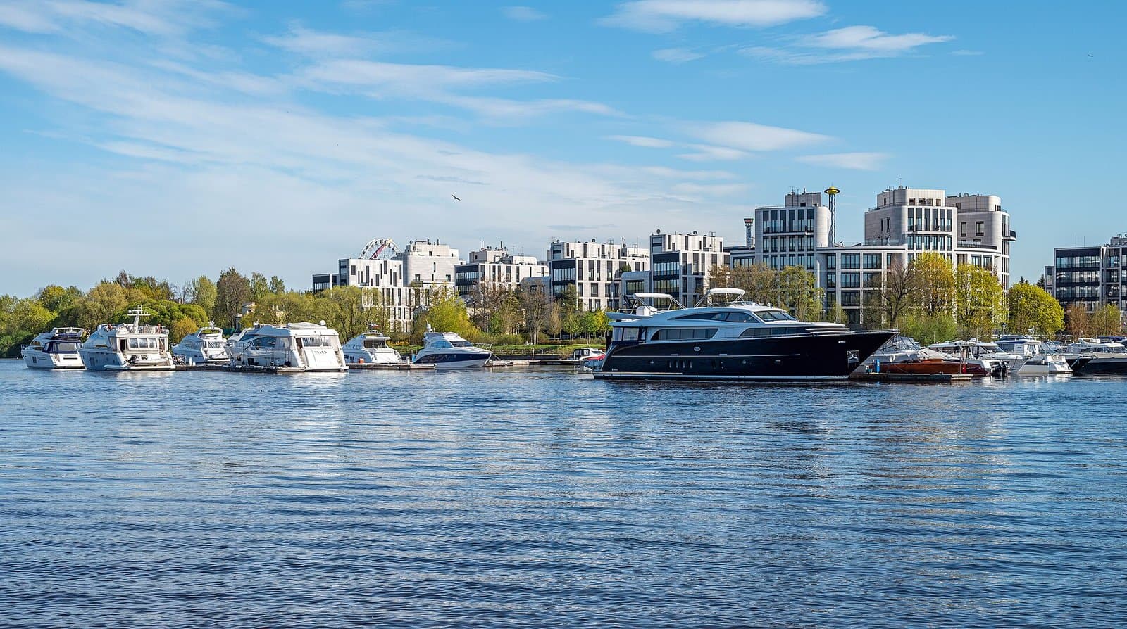 Krestovsky Island in half a day: Primorsky Victory Park, the stadium, the yacht club and Lakhta across the water