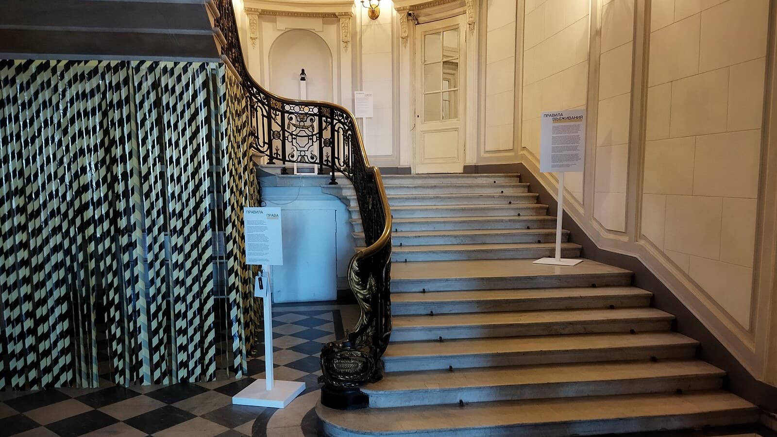 Escape rooms and immersive theatre in St Petersburg: the room is charged by the hour, the show per person