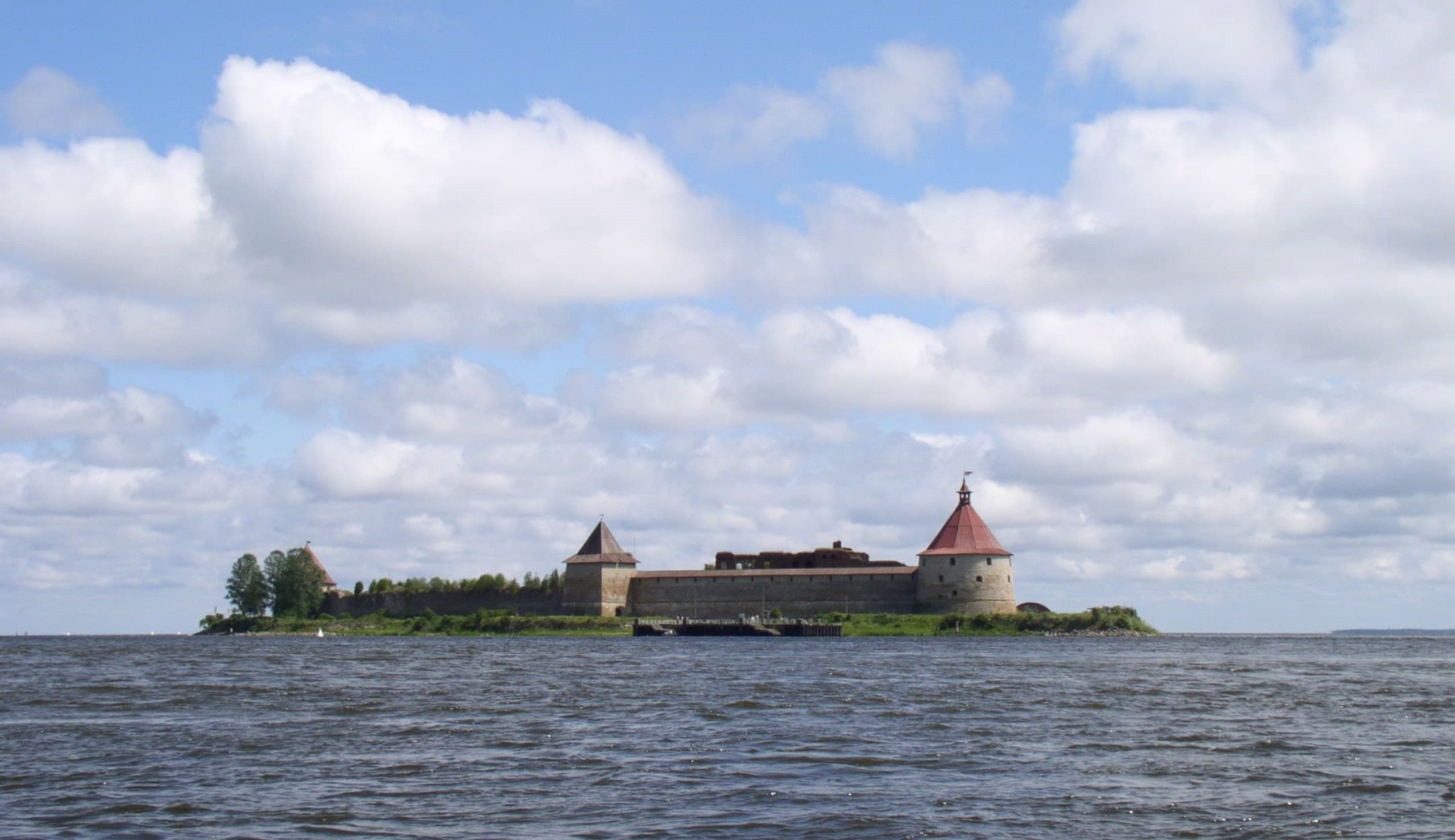 Oreshek Fortress and Shlisselburg: when the crossing to the island closes