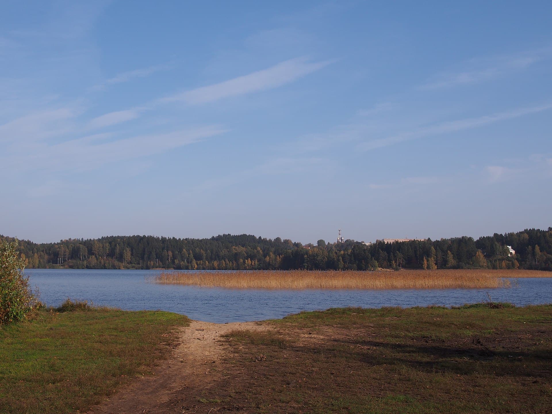 Toksovo and Kavgolovo in Autumn: Hills, Lakes and the Train That Stops Short