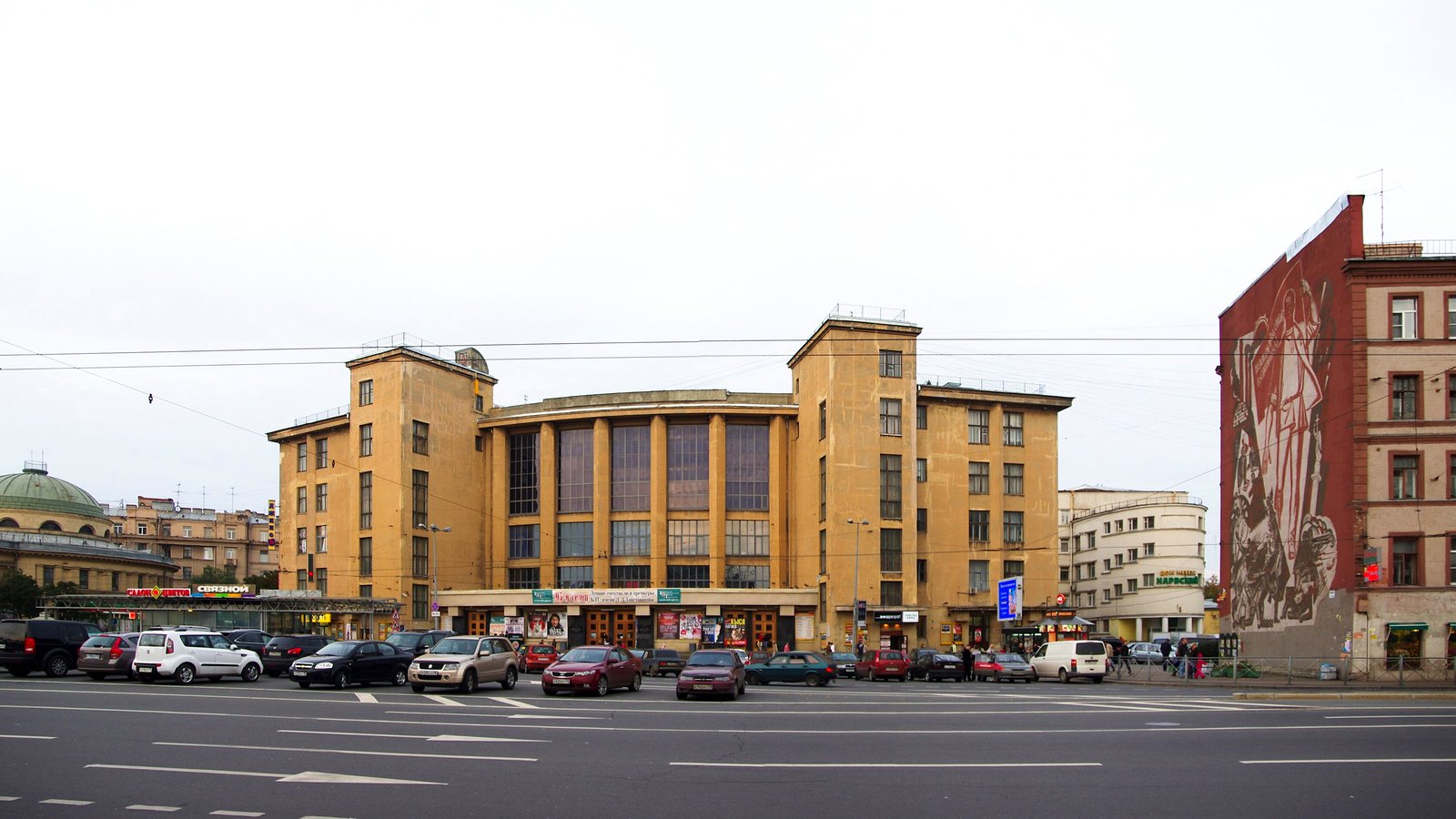 Дворец искусств Ленинградской области на площади Стачек