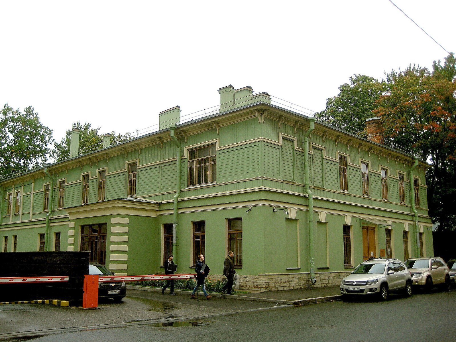 The green wooden house at 2 Mikhaylova Street, home of the Bread Museum