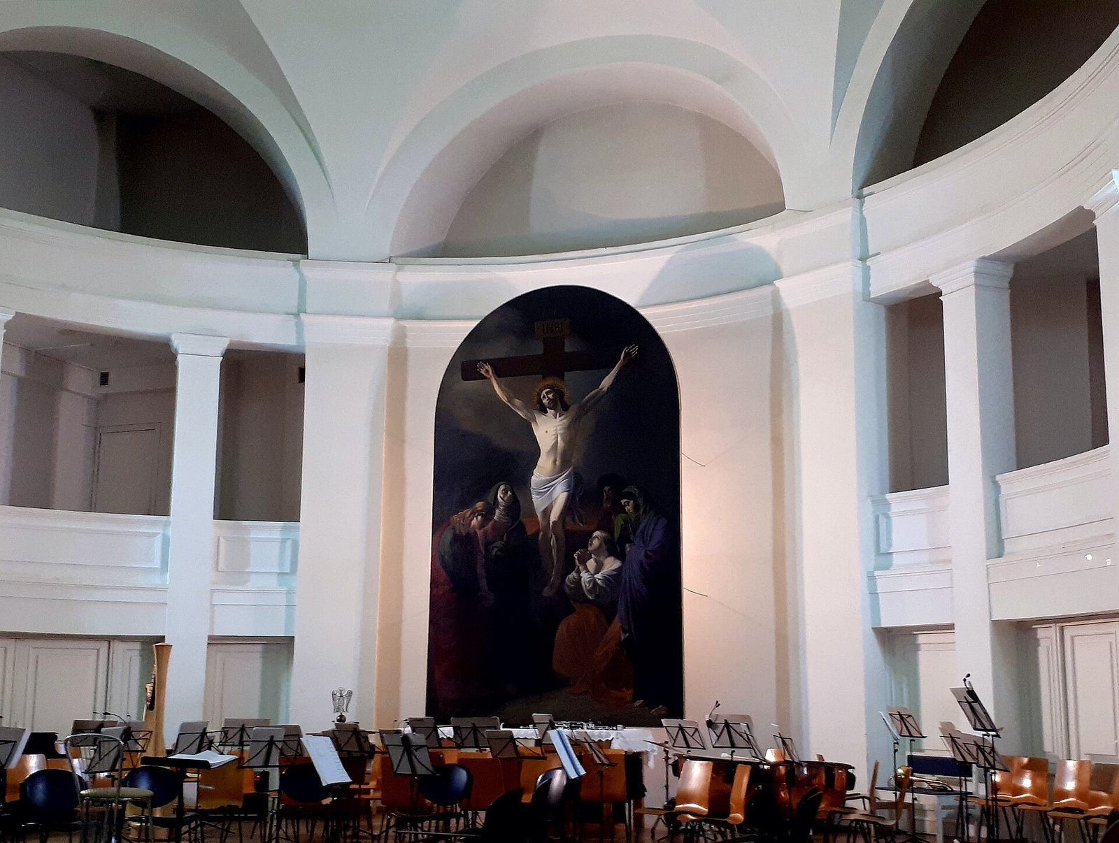 The hall of Petrikirche: altar with a Crucifixion painting and galleries