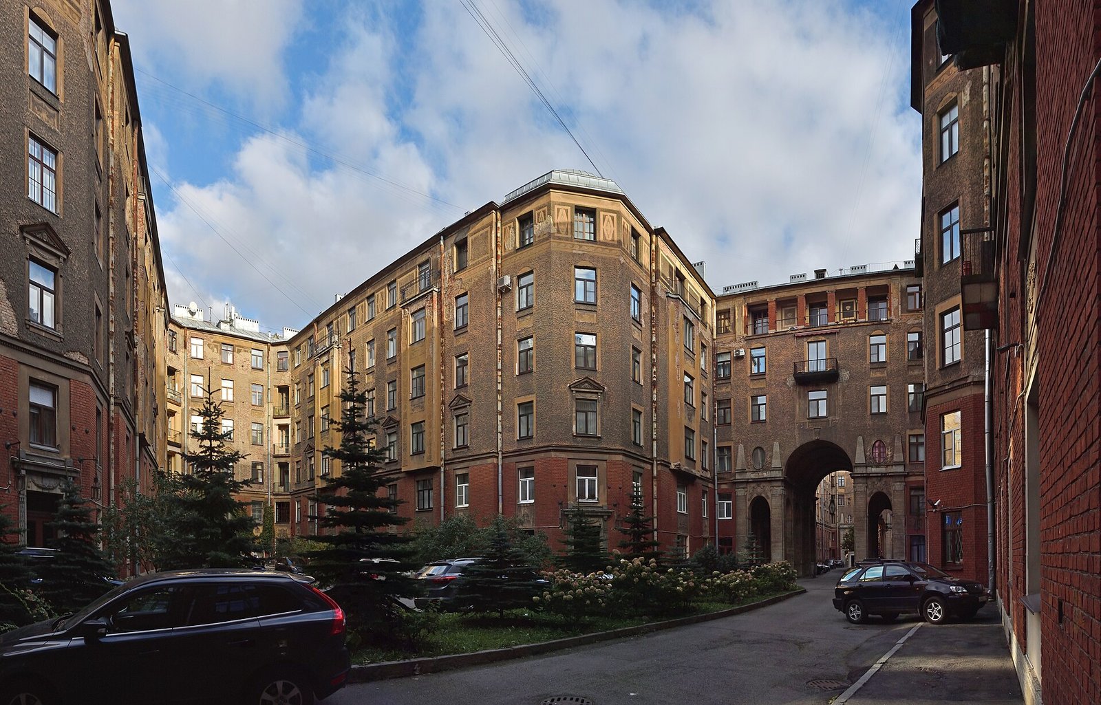 The courtyard of the Tolstoy House with its arch