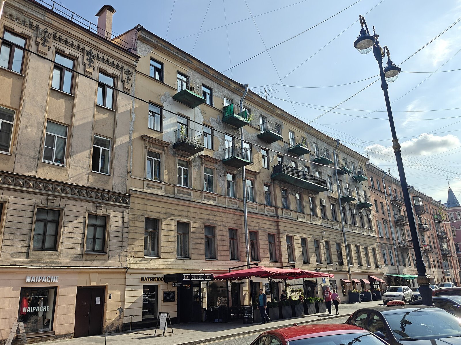No. 12 Rubinsteina with the terrace of the Waterloo pub