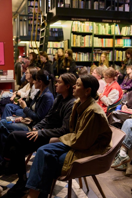 Книжные стеллажи в магазине «Подписные издания»