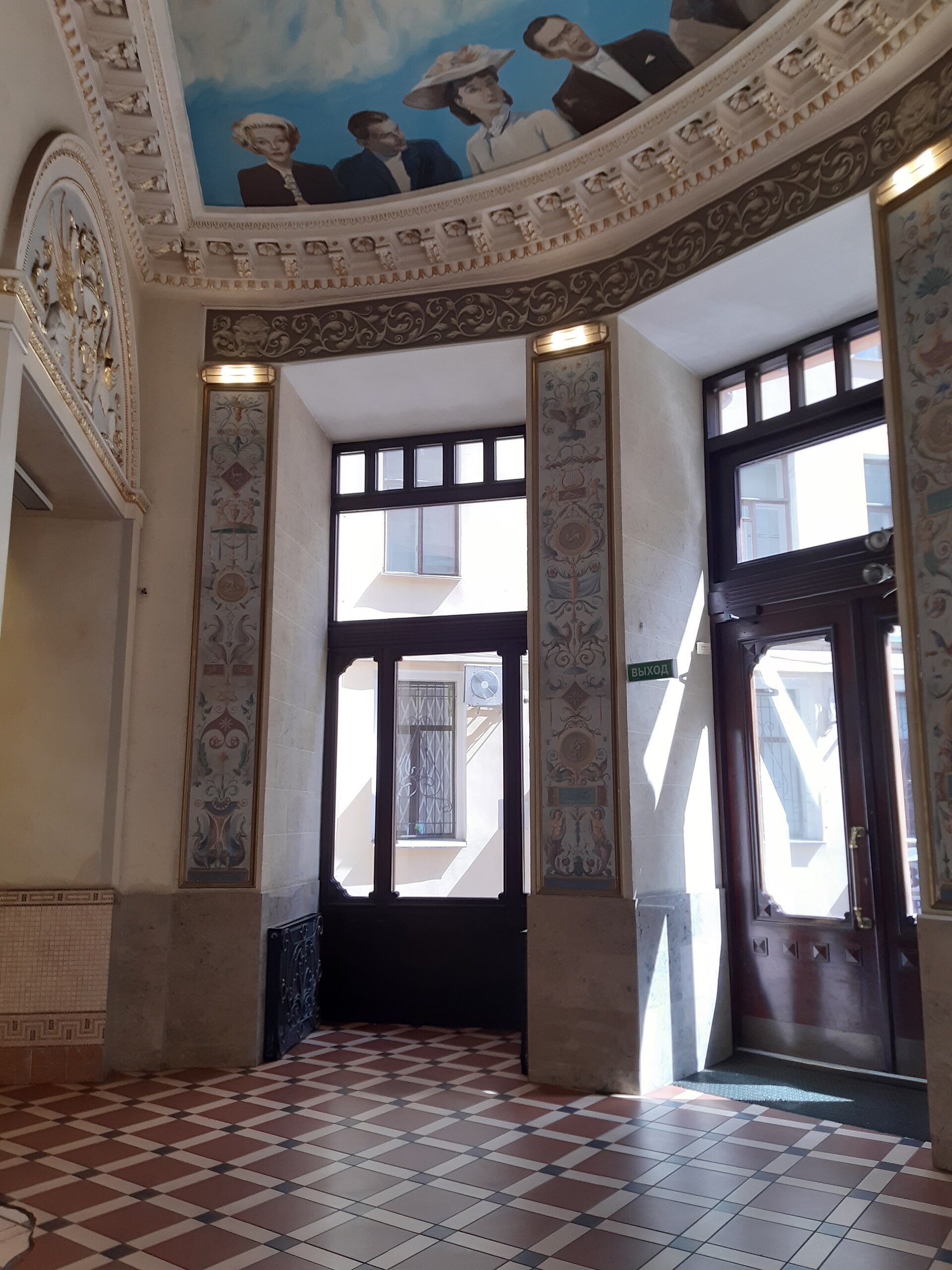 The foyer of the Avrora cinema at Nevsky Prospekt 60