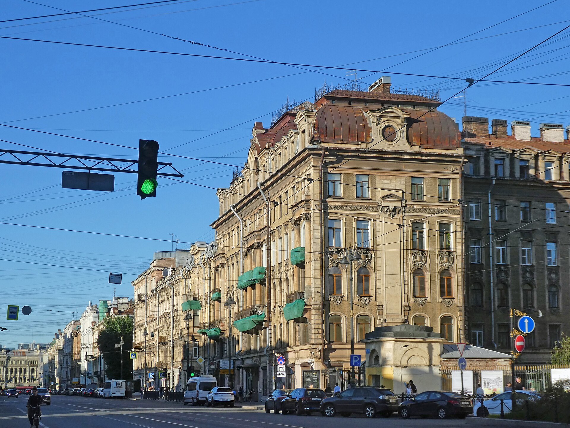 Marata Street: cars along the kerb, a parking sign