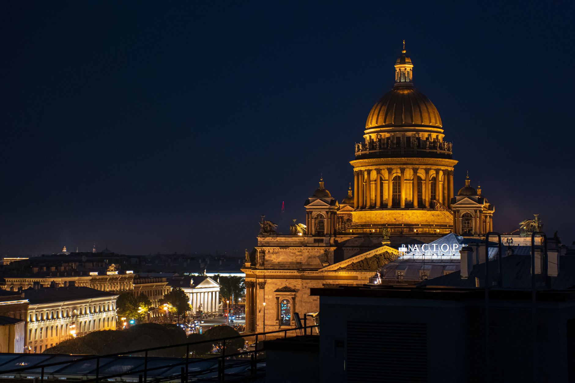 Rooftop Bars and Elevated Dining Experiences