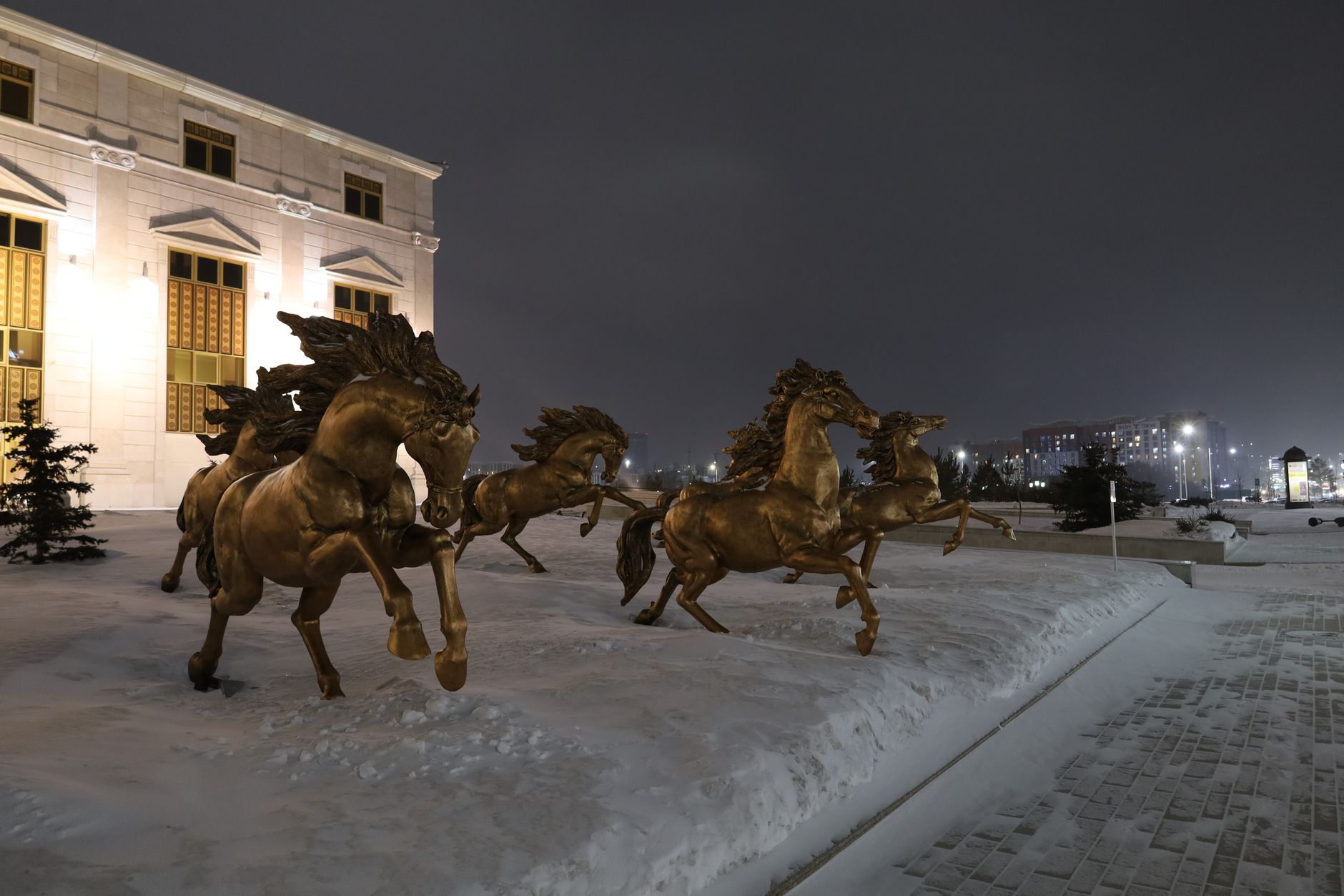 What do the Horse Tamers statues represent?