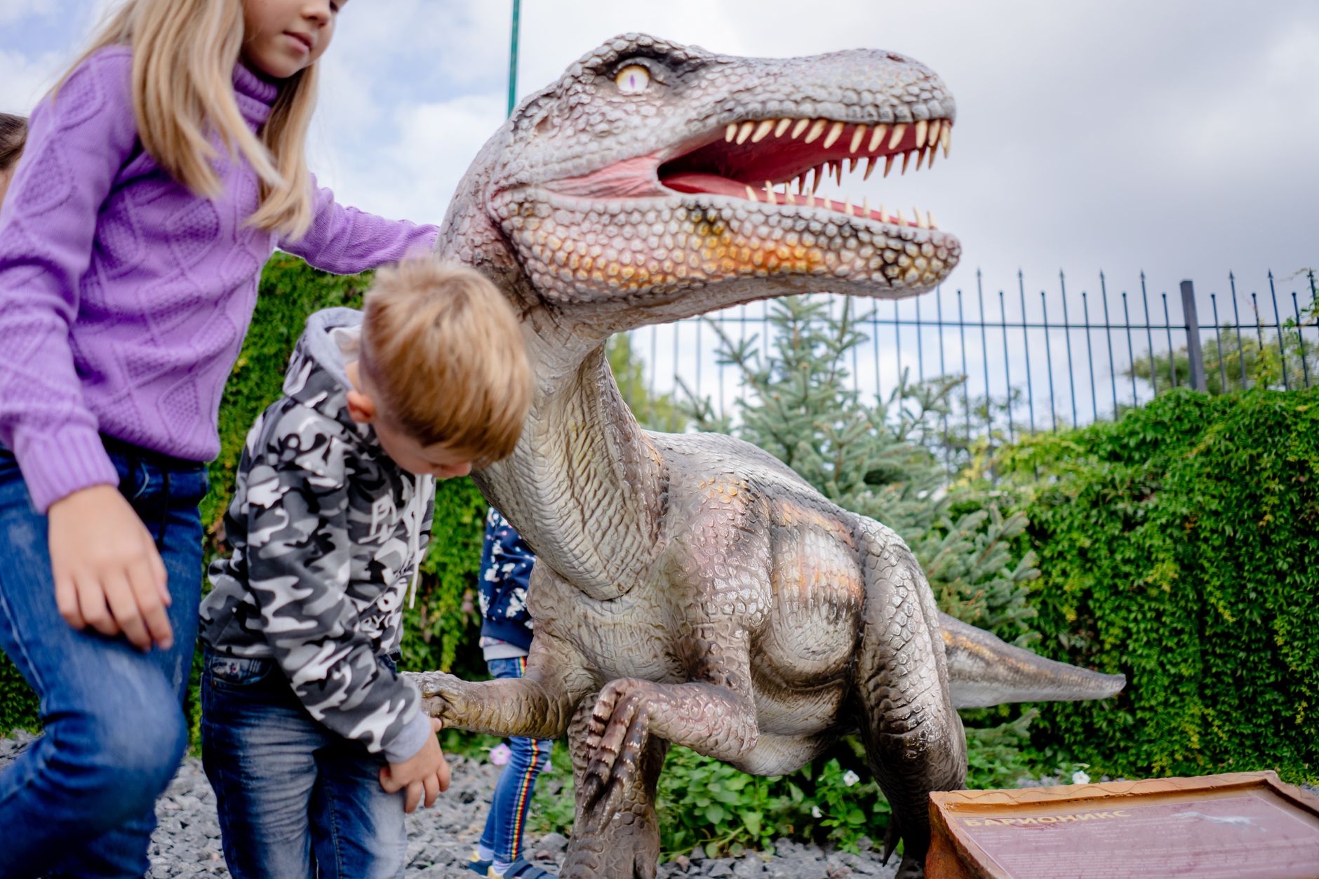 How do families plan a visit with children?
