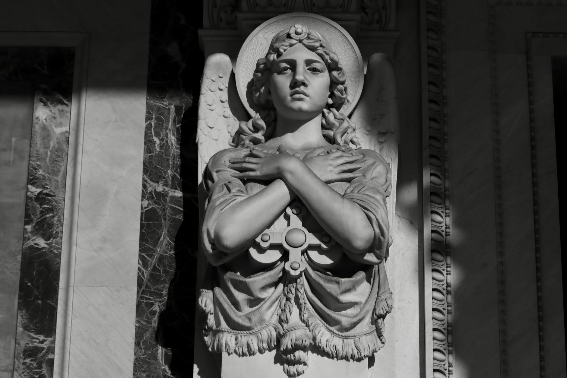 Which marble statues deserve special attention?