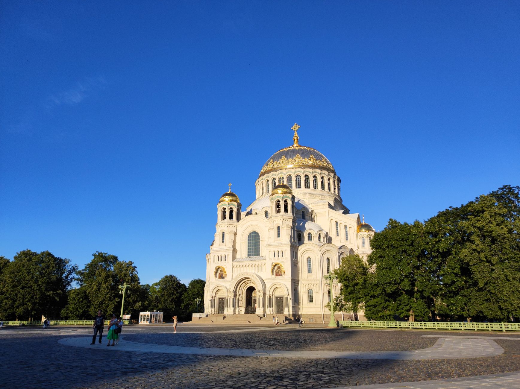 How can visitors navigate a self-guided architectural walking route?
