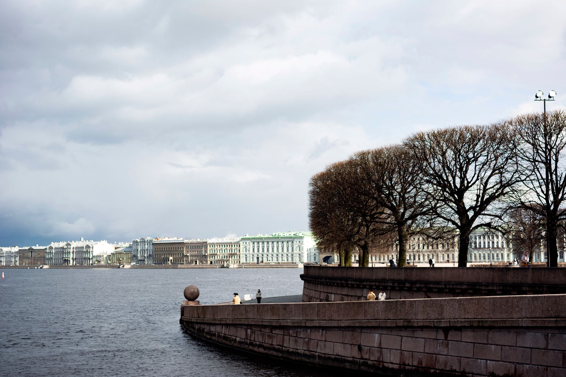 Why the Neva Embankment Creates Perfect Dining Atmosphere
