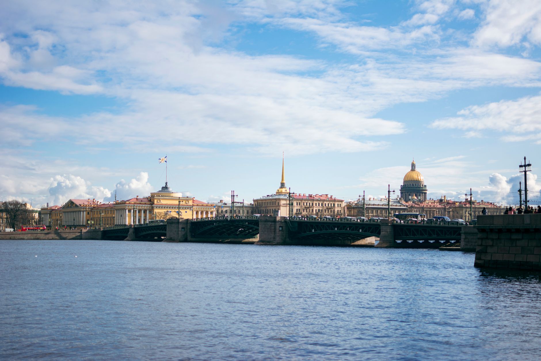Practical Guide to Saint Petersburg Embankments and Optimal Visiting Hours