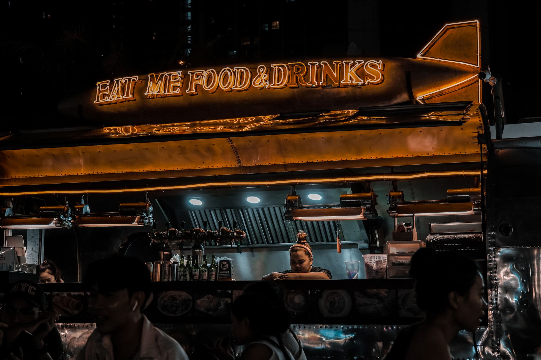 Where to eat and drink along the avenue in 2026?
