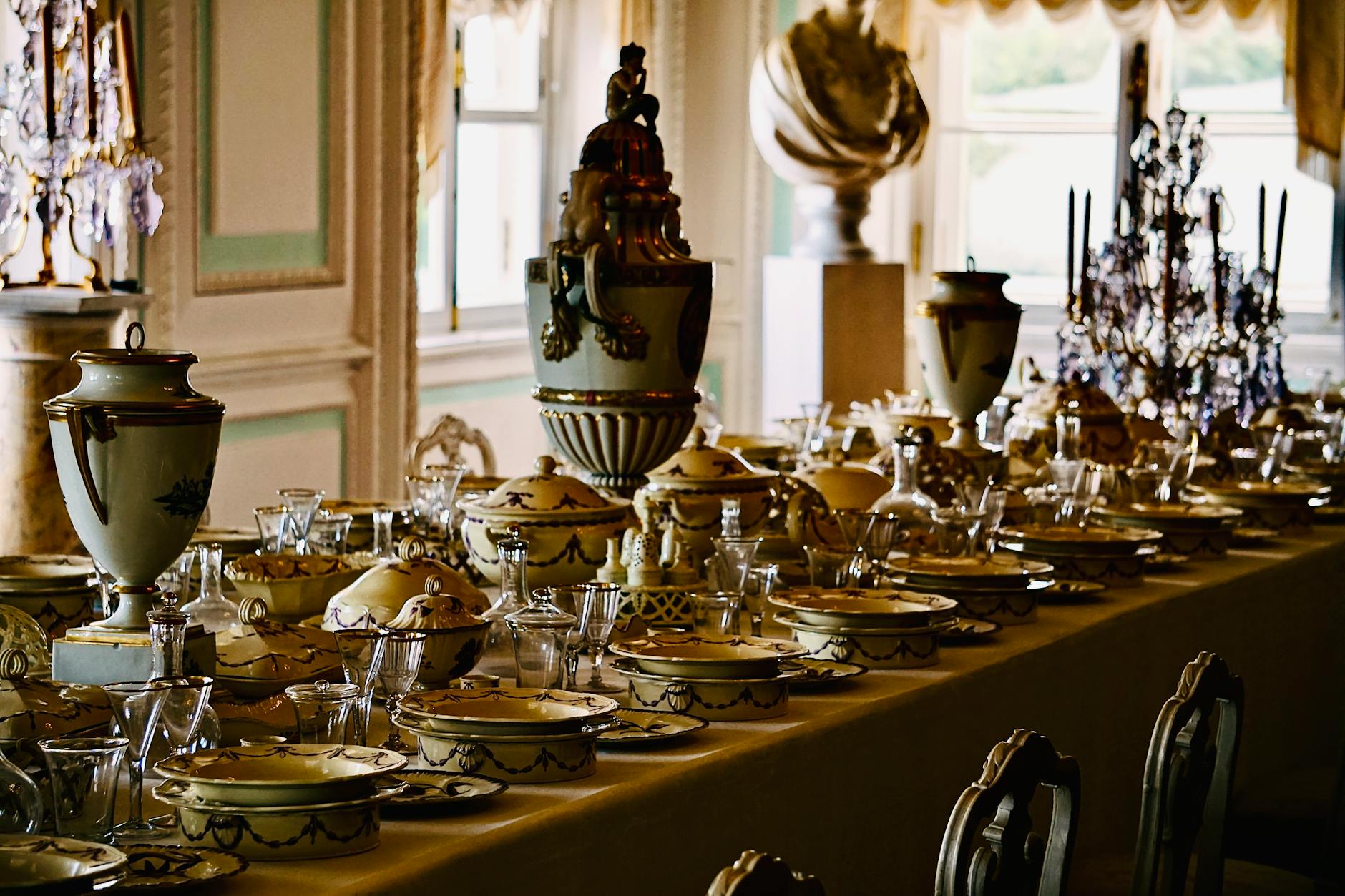 Tips 7–9: Dining Policy, Hydration, and Finding Refuels Outside the Galleries