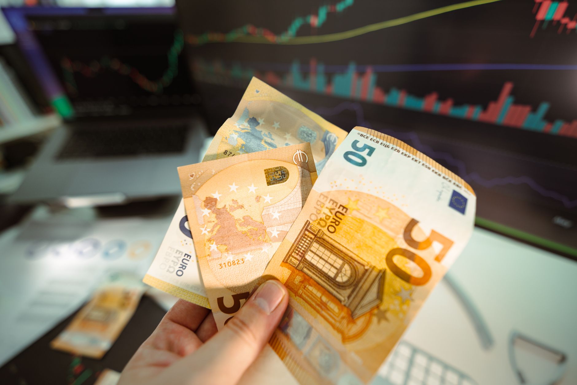 How Much Cash Should You Exchange on Arrival Day?