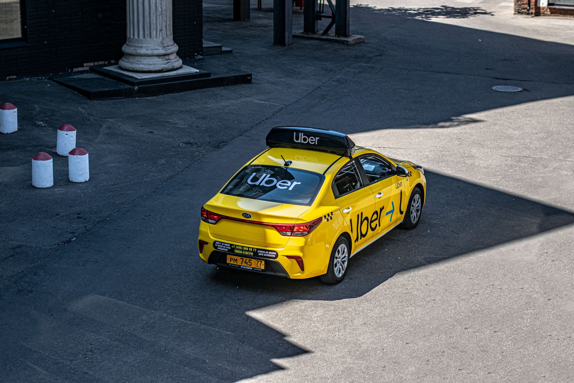 What taxi and ride-hailing options operate at Pulkovo Airport?