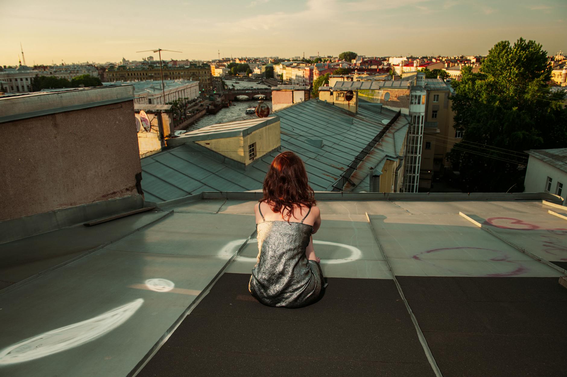 Targeted rooftop viewpoints for skyline photography and concert planning in Saint Petersburg
