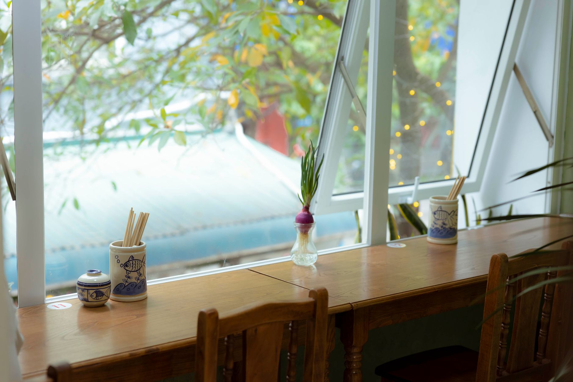 Seasonal Windows for Quiet Cafés and Waterfront Views