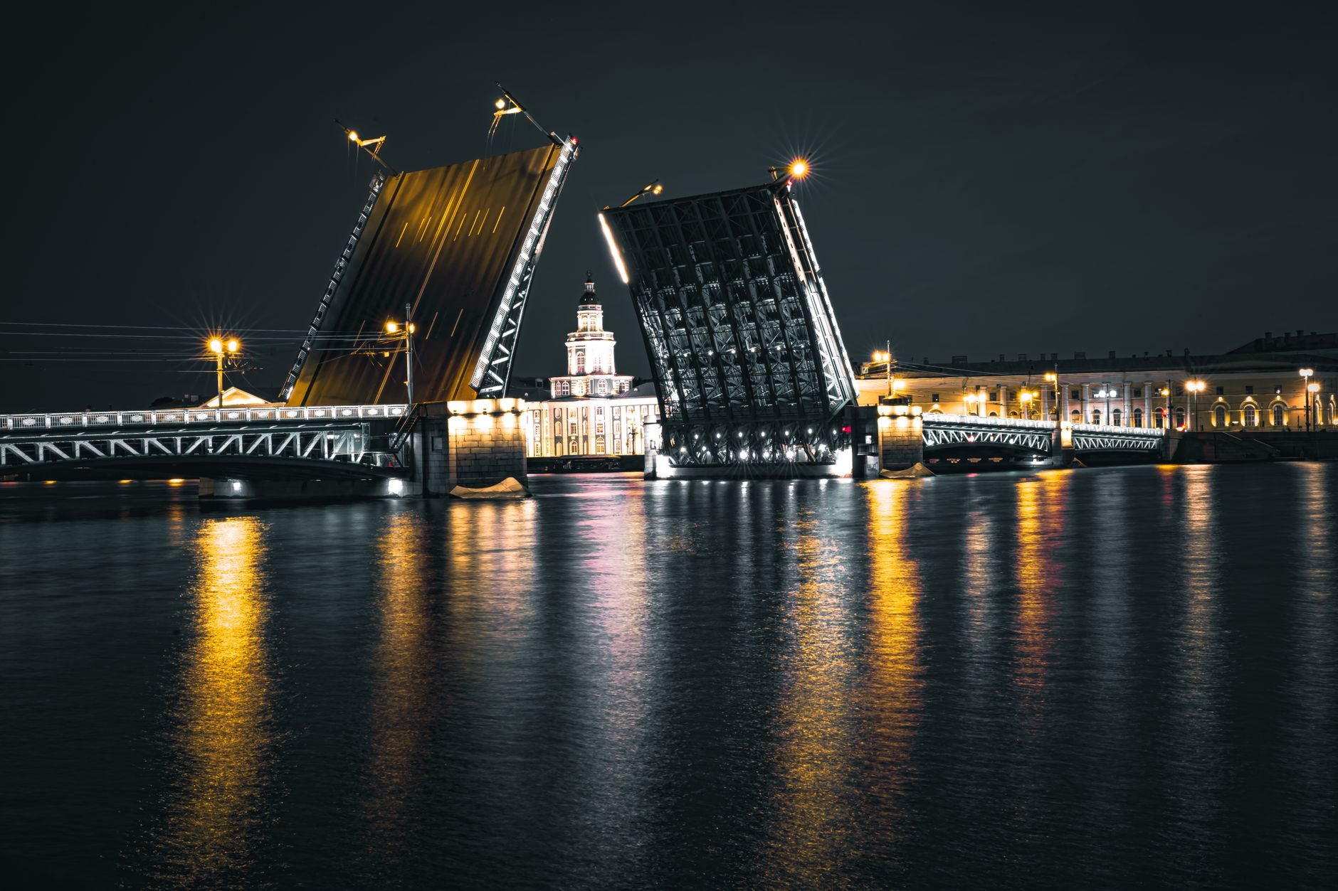 Разведённый мост через Неву