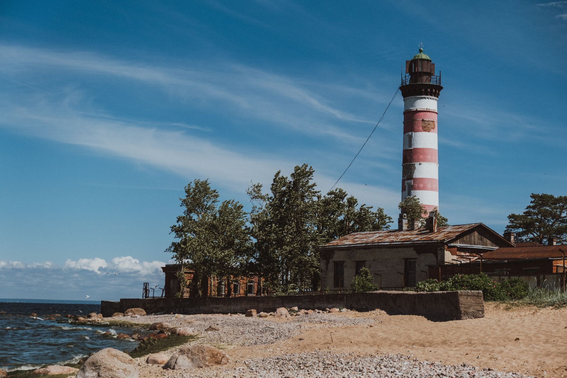 How do you reach the Kurortny coast beaches from central Saint Petersburg?