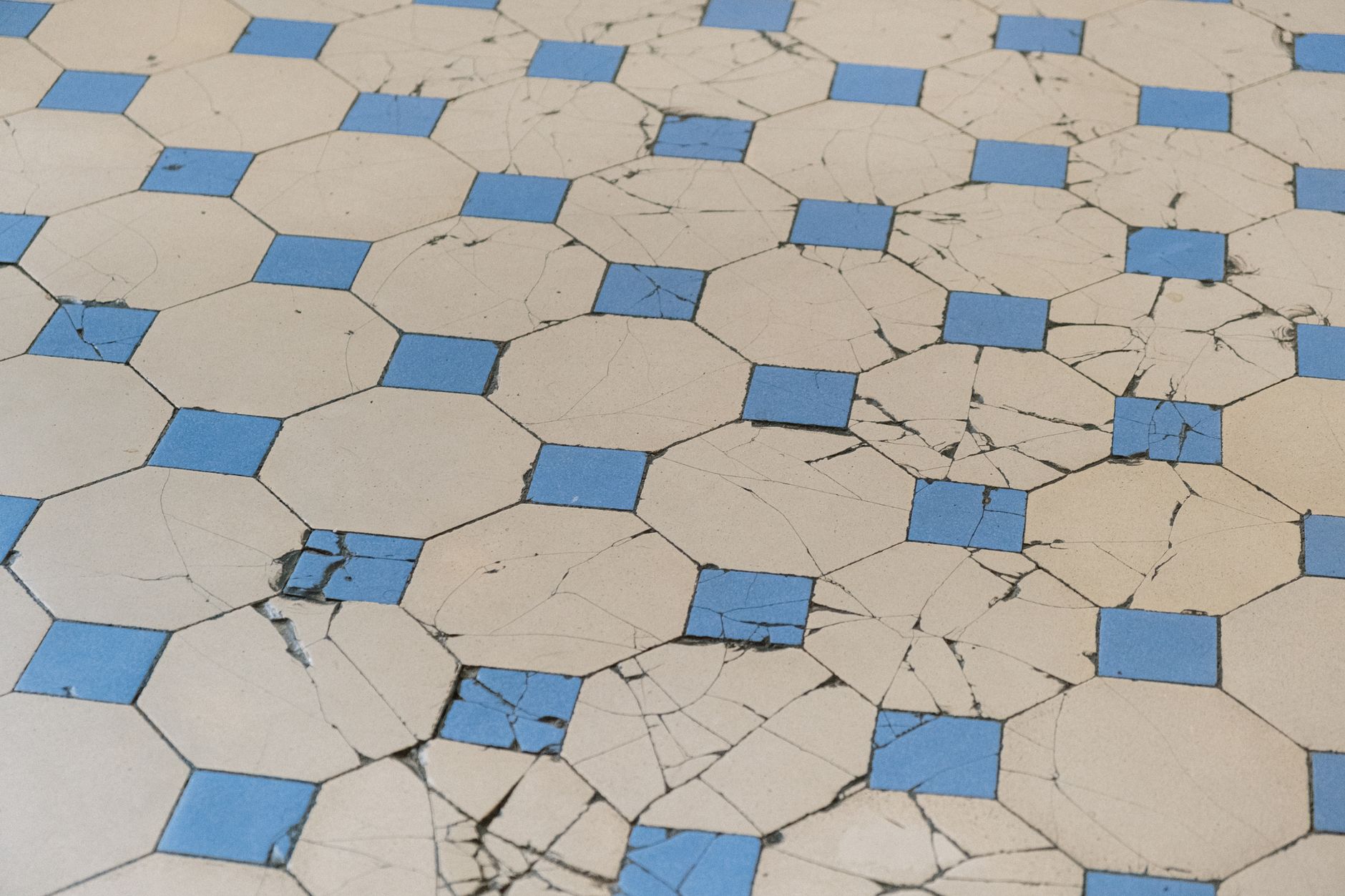 Interior highlights: Dutch tiles and Peter's diplomatic gifts